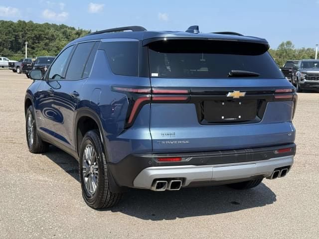 Used 2024 Chevrolet Traverse LT w/ Trailering Package FWD image 6