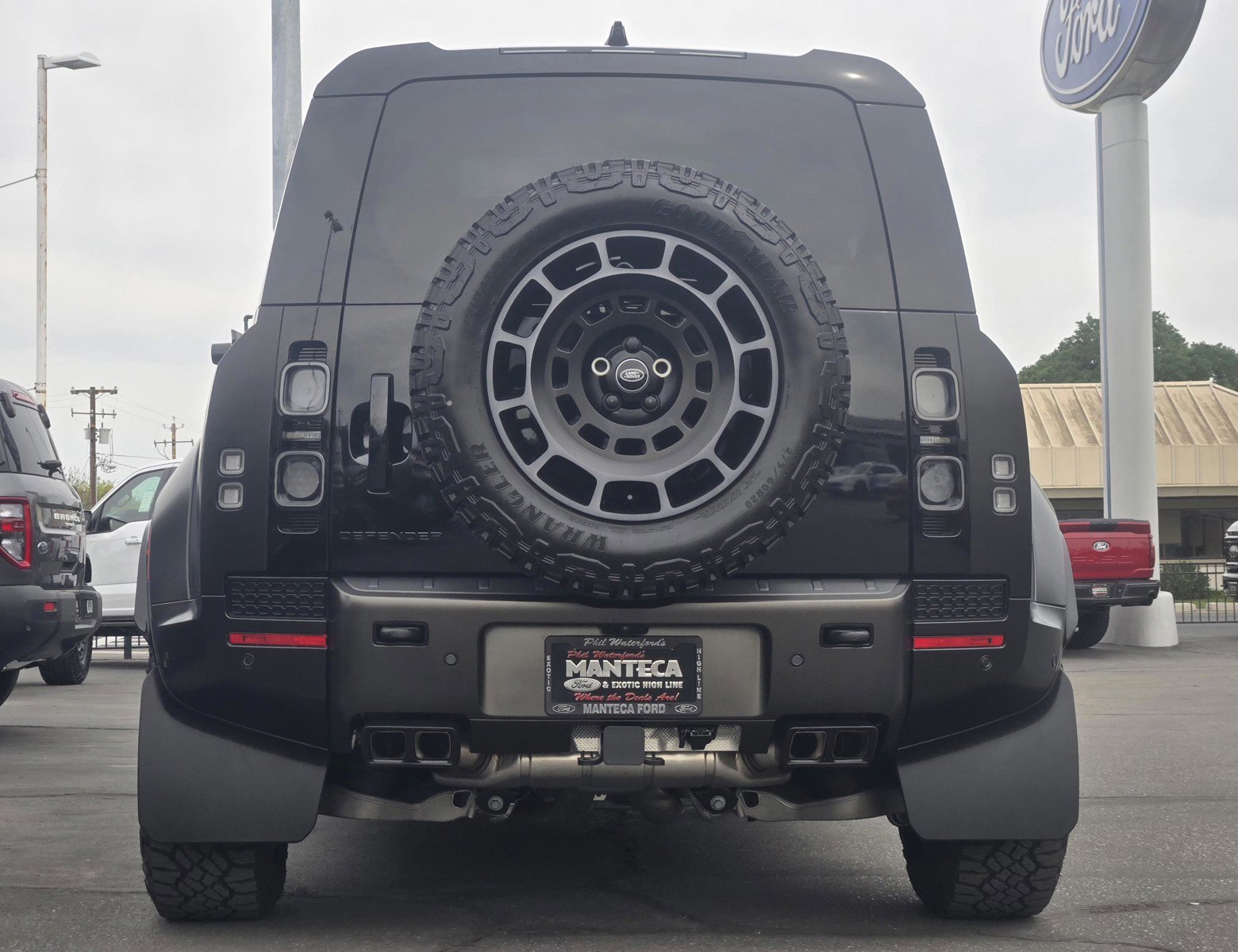 Used 2025 Land Rover Defender 110 image 5