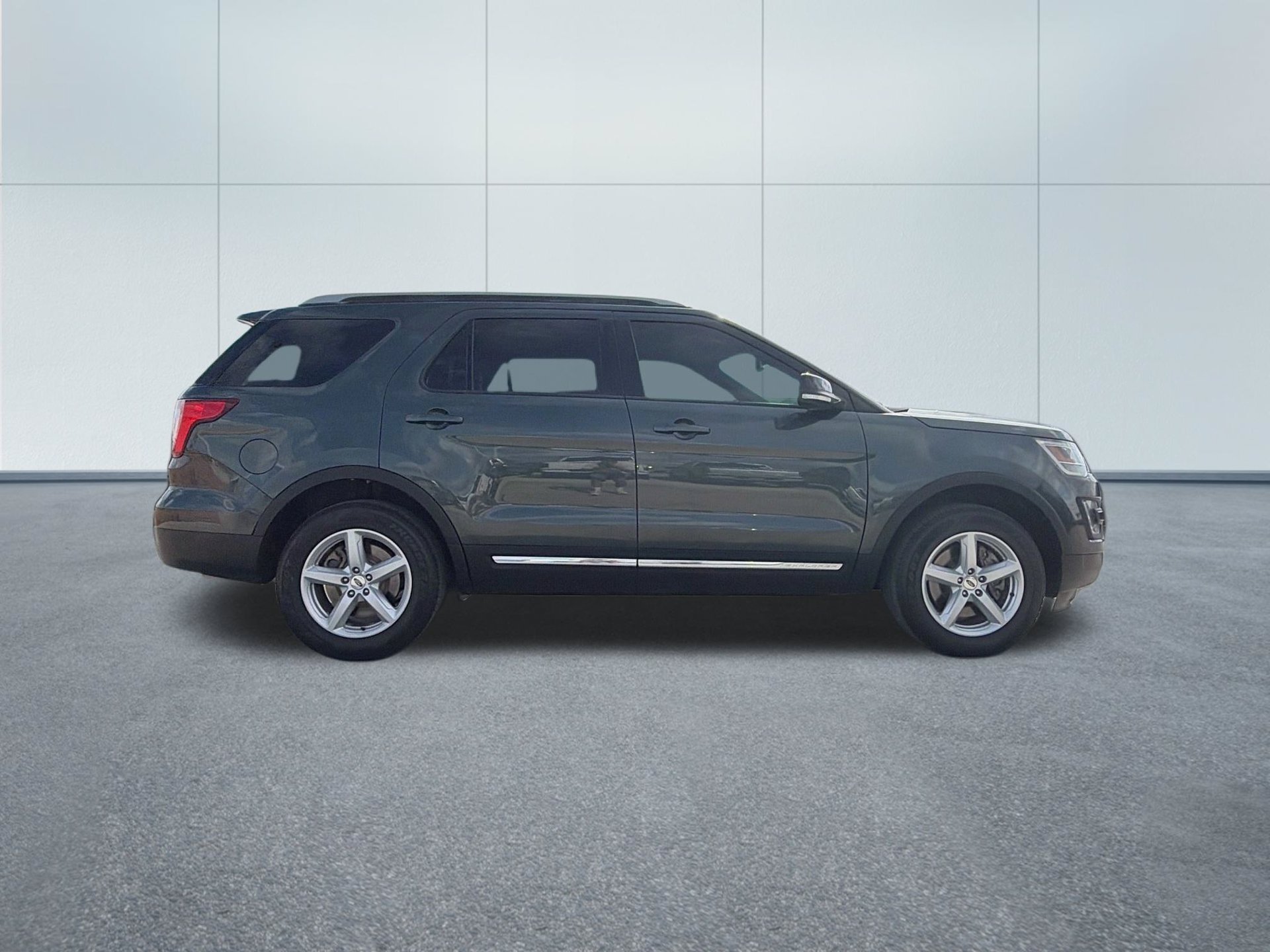 Used 2016 Ford Explorer XLT w/ Equipment Group 202A FWD image 4