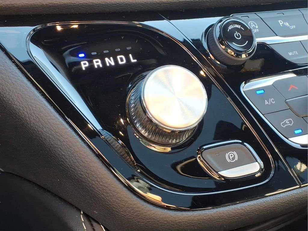 Used 2025 Chrysler Pacifica Limited image 11