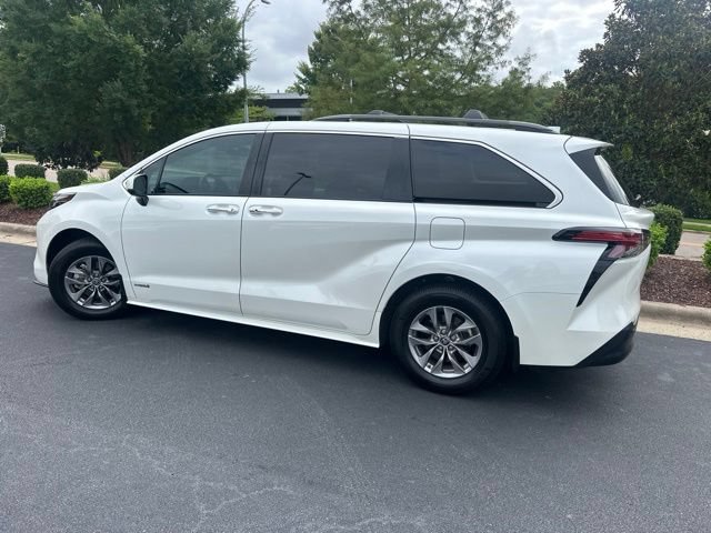 Used 2021 Toyota Sienna XLE w/ XLE Plus Package FWD image 2