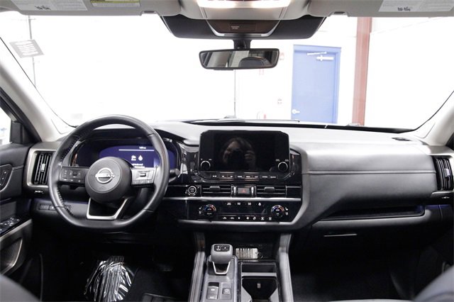 Used 2023 Nissan Pathfinder Platinum image 16