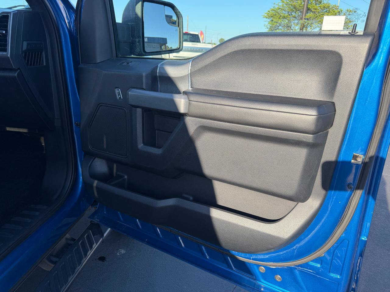 Used 2017 Ford F150 XLT w/ Equipment Group 302A Luxury AWD/4WD image 15