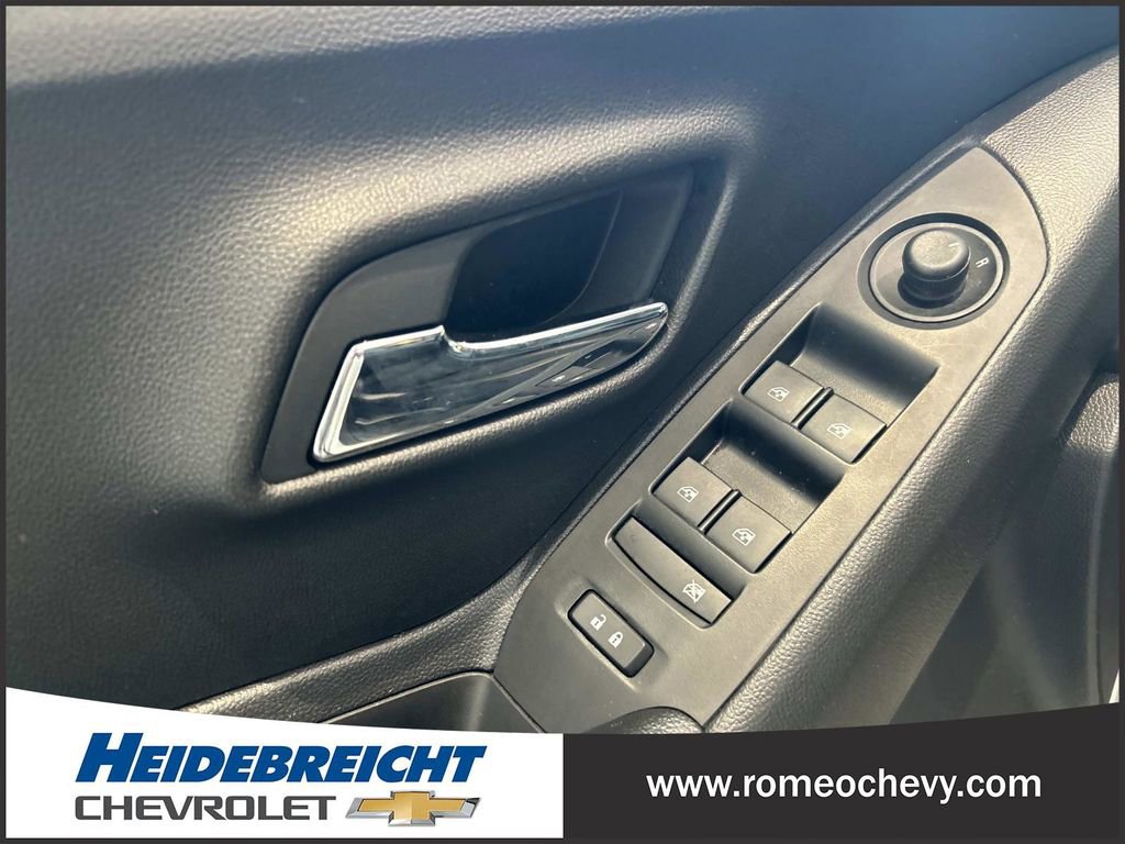 Used 2022 Chevrolet Trax LT w/ LT Convenience Package image 12
