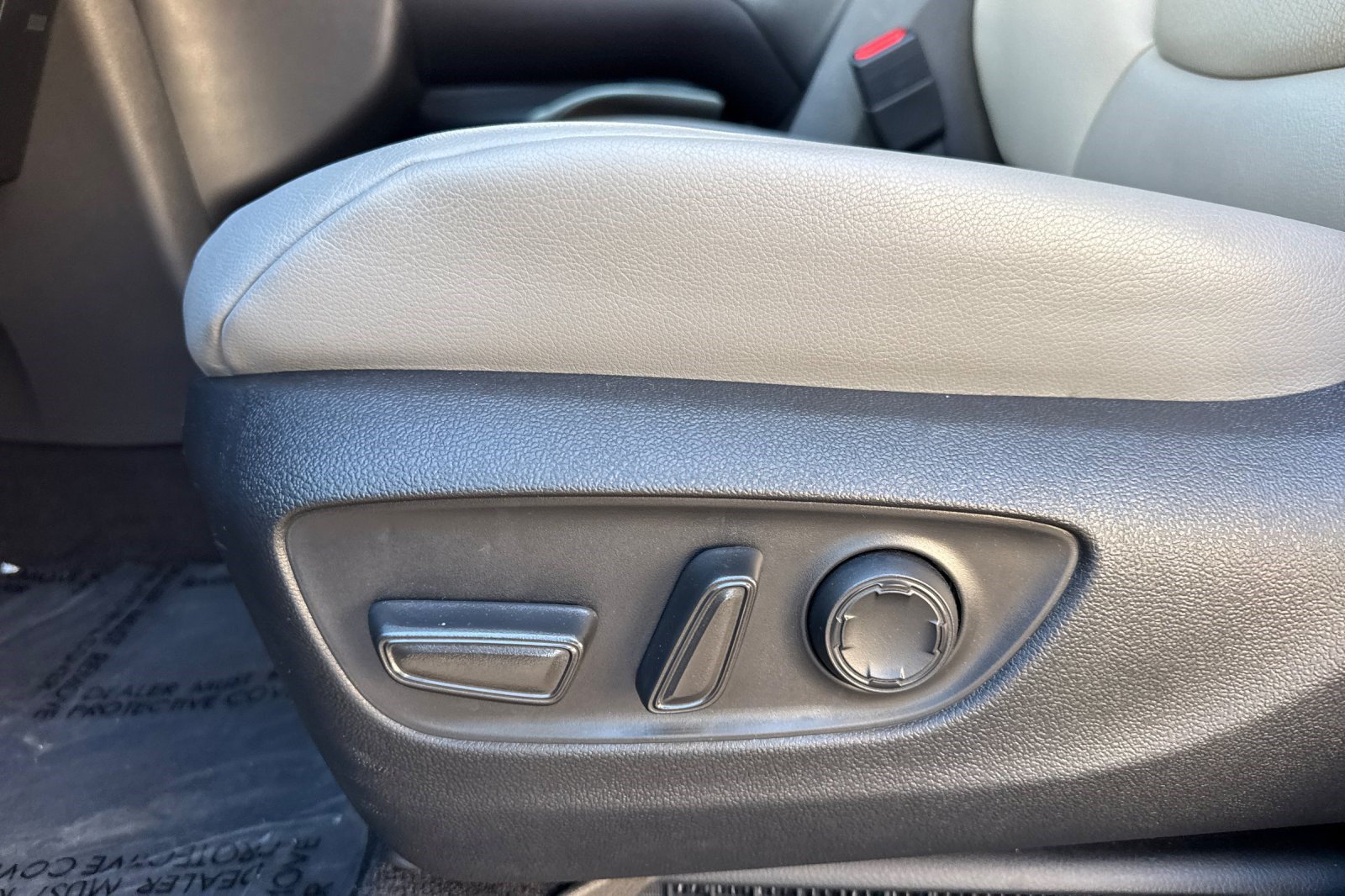 Used 2025 Toyota Sienna XLE FWD image 14