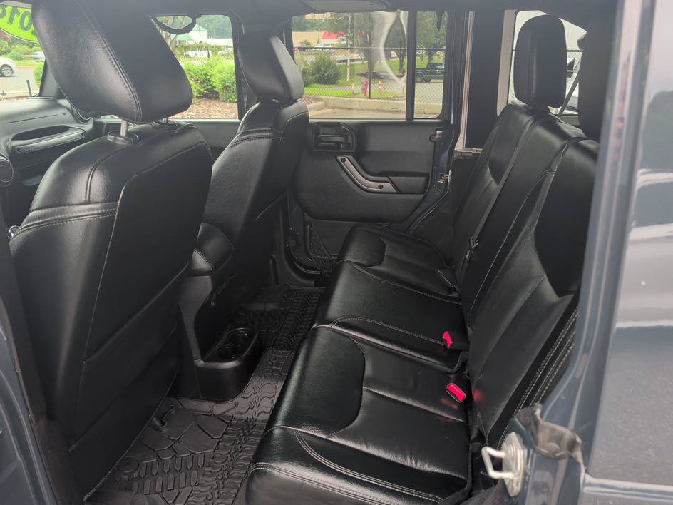 Used 2018 Jeep Wrangler Unlimited Sahara AWD/4WD image 9