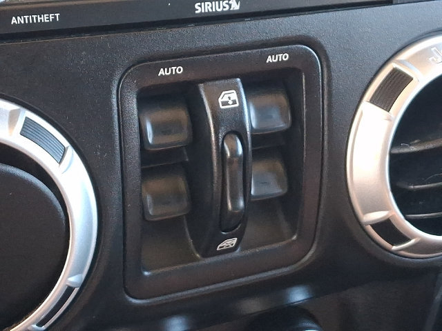 Used 2015 Jeep Wrangler Unlimited Sahara w/ Connectivity Group AWD/4WD image 13