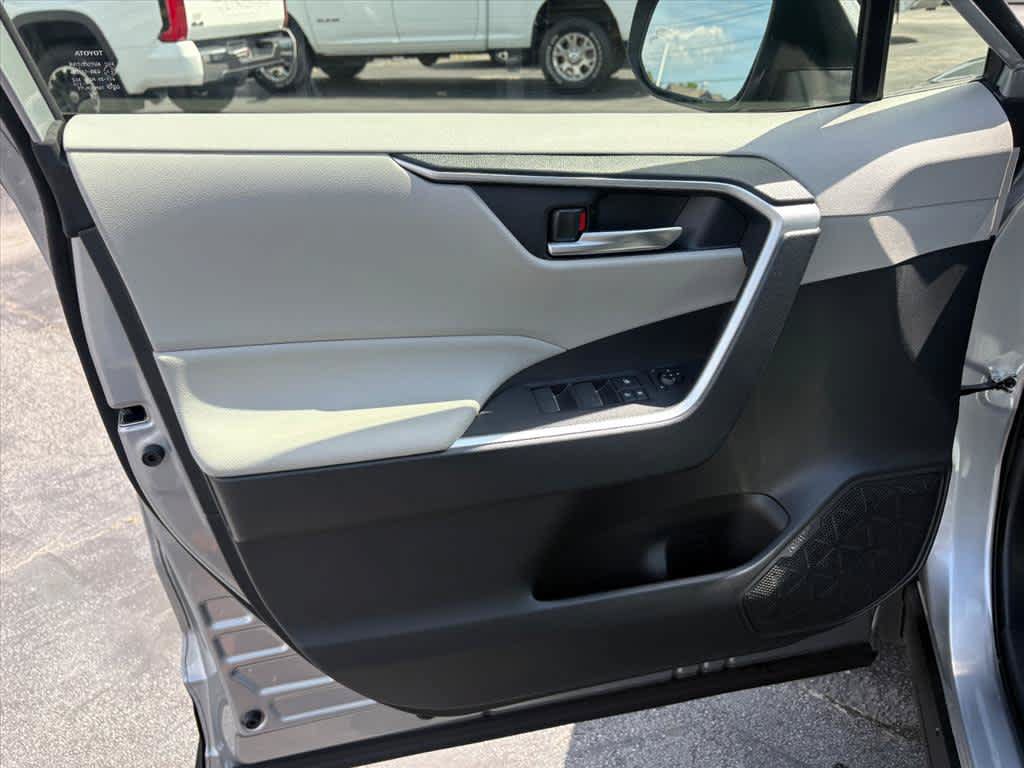 Used 2025 Toyota RAV4 XLE AWD/4WD image 21