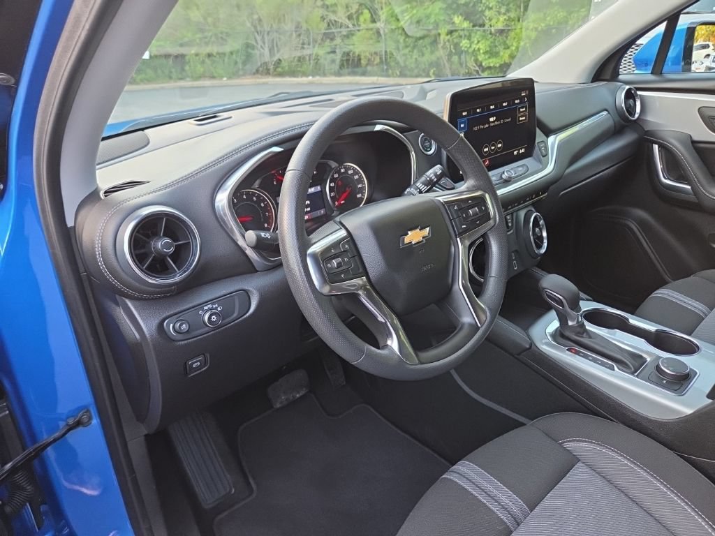 Used 2025 Chevrolet Blazer LT FWD image 16