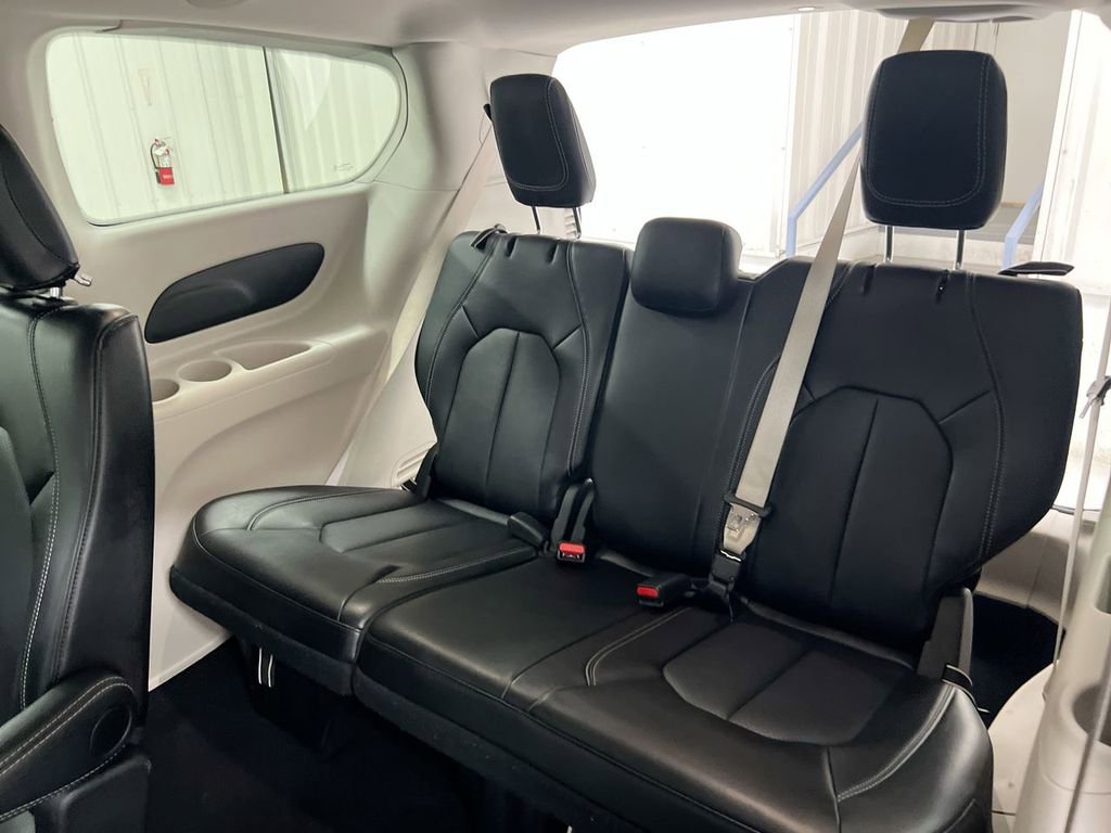 Used 2024 Chrysler Pacifica Touring-L image 28