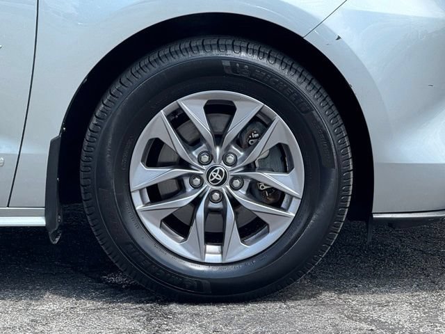 Used 2021 Toyota Sienna XLE FWD image 3