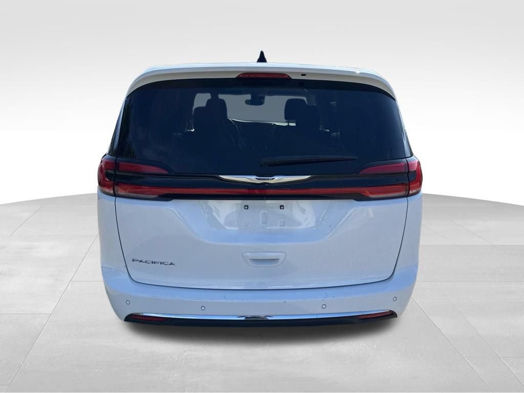 Used 2024 Chrysler Pacifica Touring-L FWD image 4