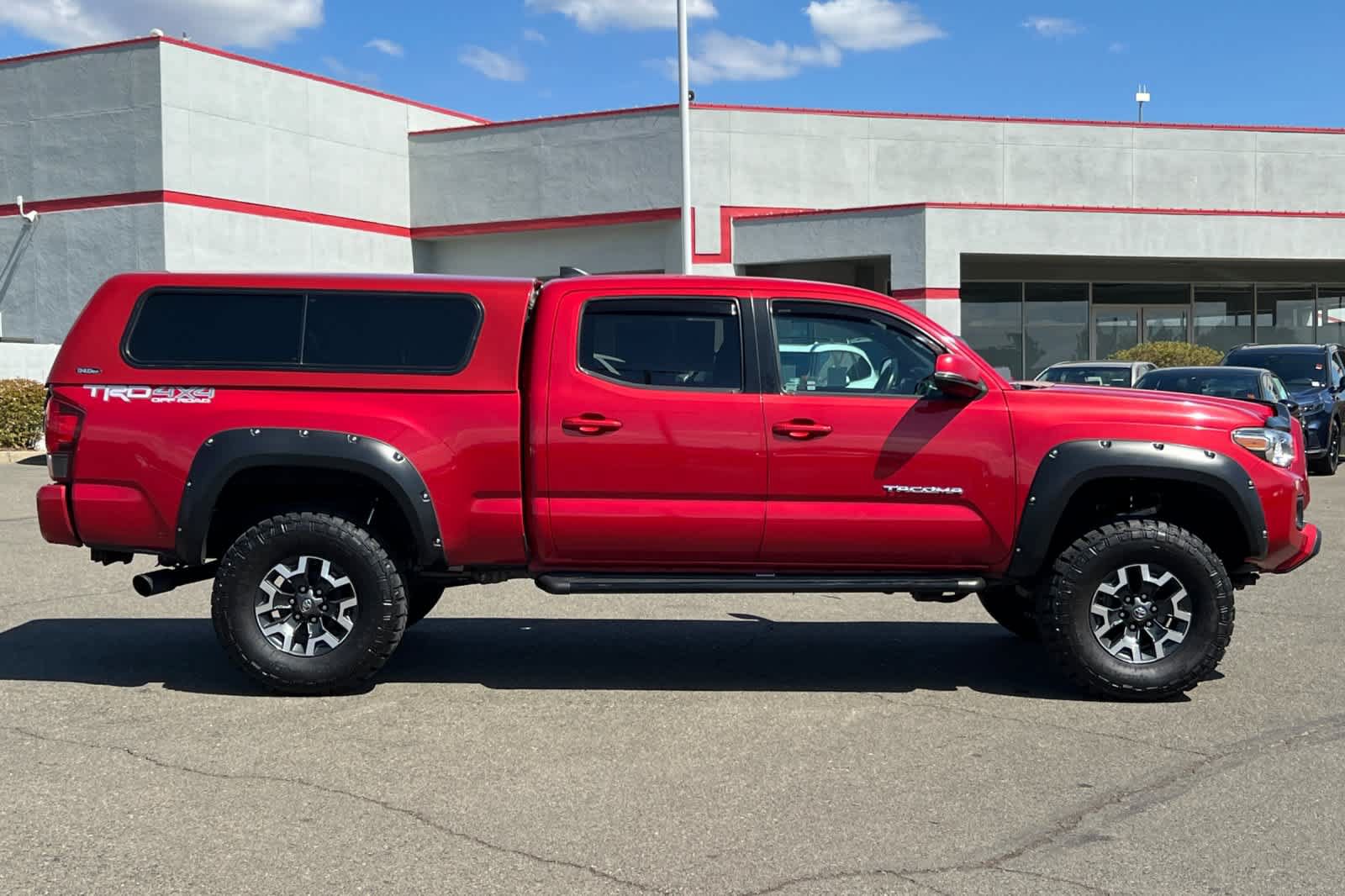 Used 2018 Toyota Tacoma TRD Off-Road w/ Technology Package AWD/4WD image 6