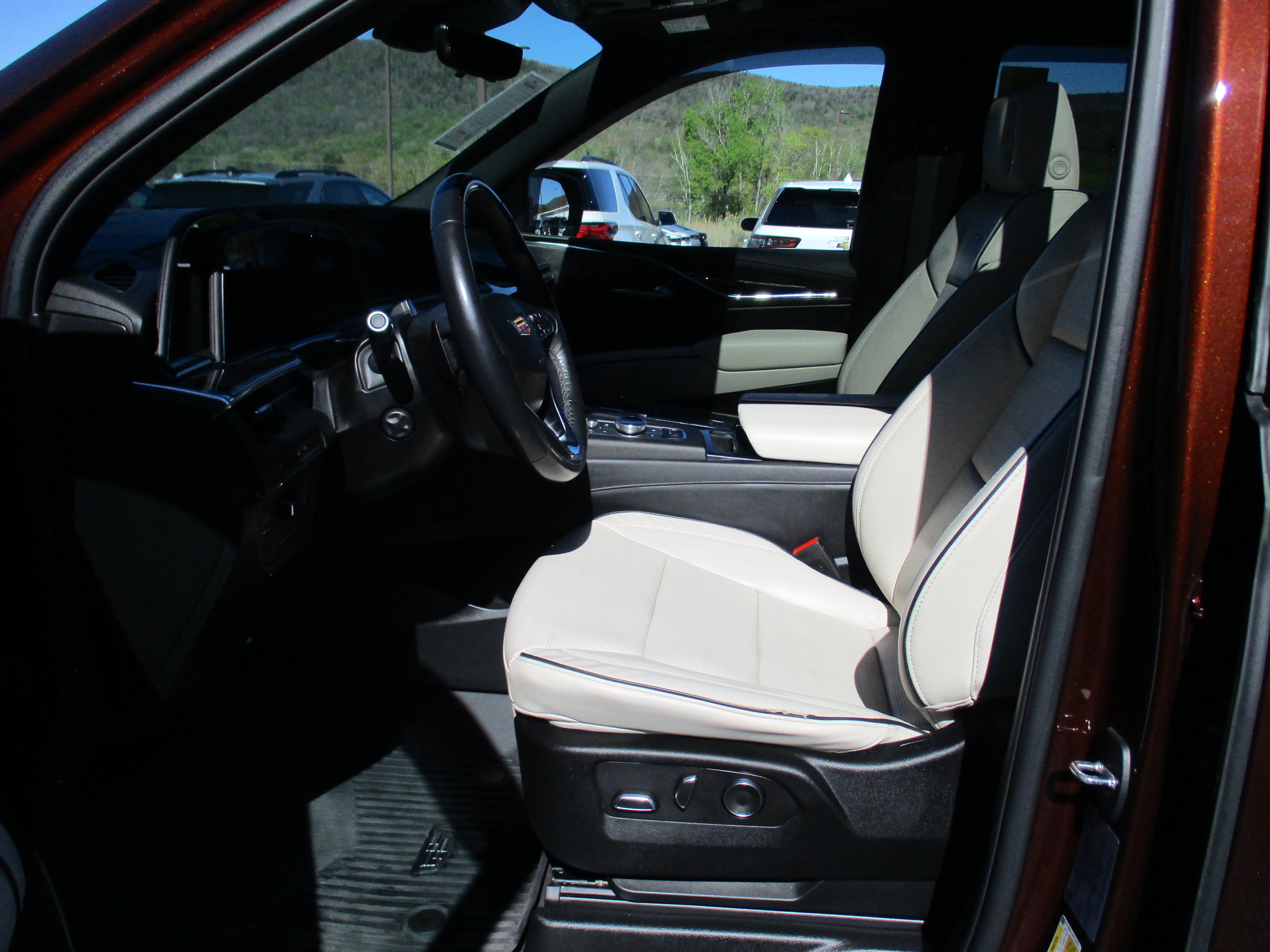 Used 2023 Cadillac Escalade Sport w/ LPO, ONYX Package AWD/4WD image 11