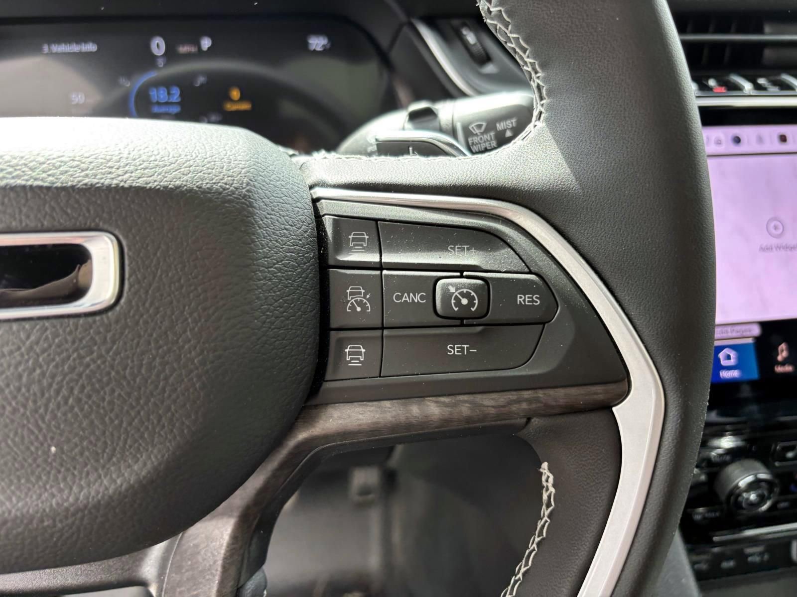 Used 2025 Jeep Grand Cherokee Limited w/ Luxury Tech Group II image 18