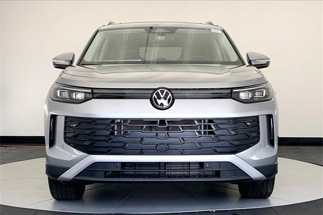New 2025 Volkswagen Tiguan SE image 3