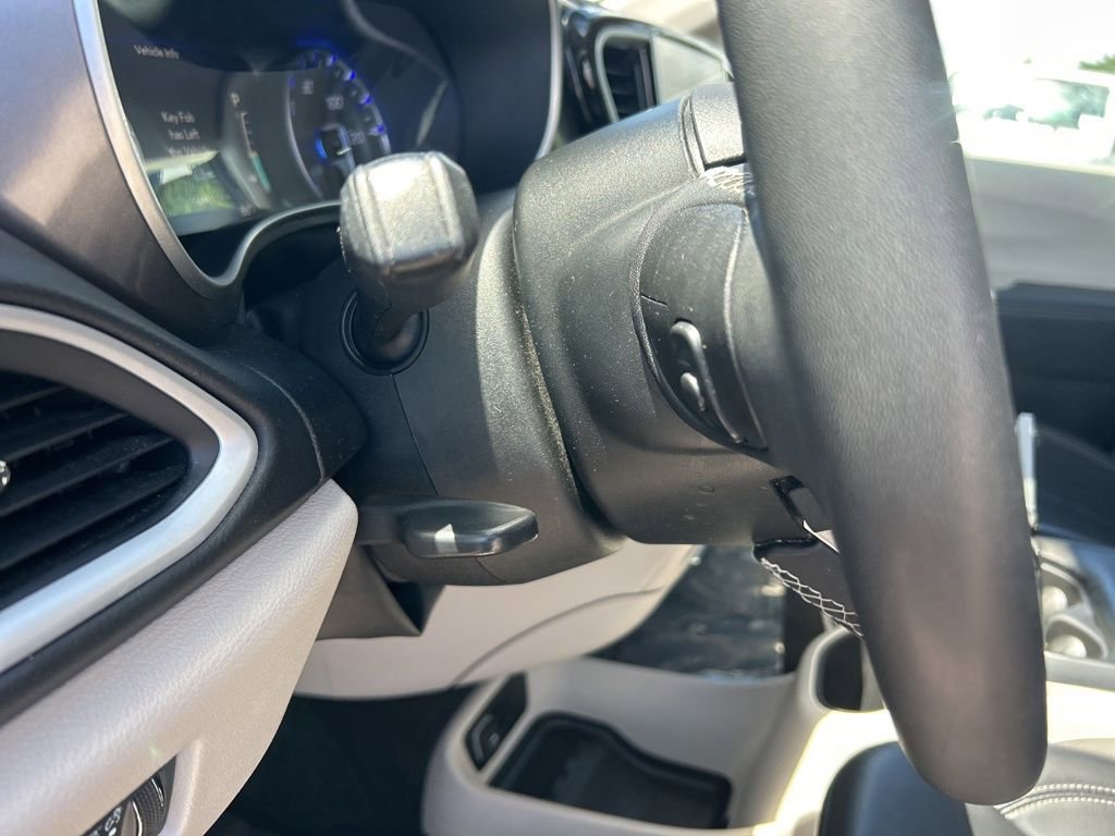 Certified 2023 Chrysler Pacifica Touring-L image 37