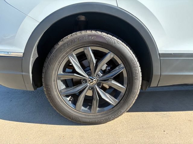 Used 2024 Volkswagen Tiguan SE AWD/4WD image 9
