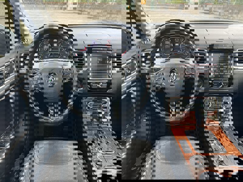 Used 2012 Volkswagen Touareg TDI image 19