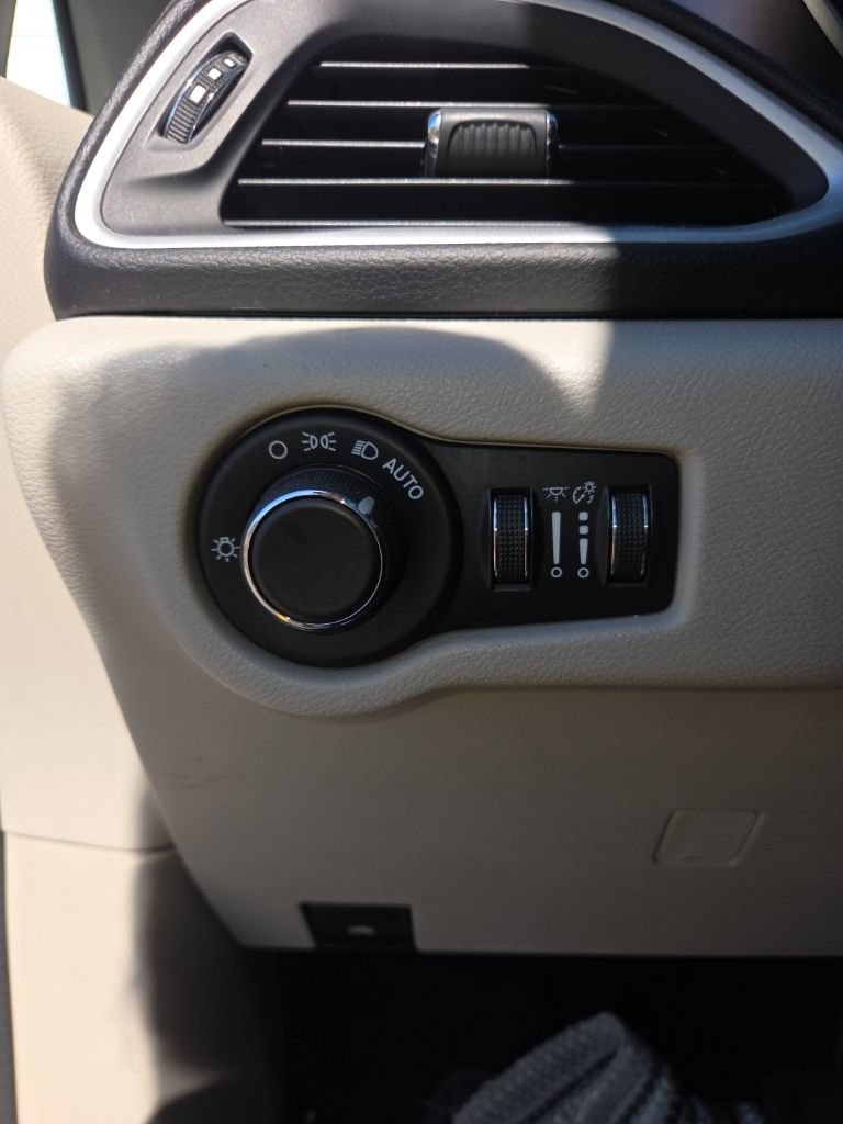 Used 2018 Chrysler Pacifica Touring w/ Tire & Wheel Group FWD image 14