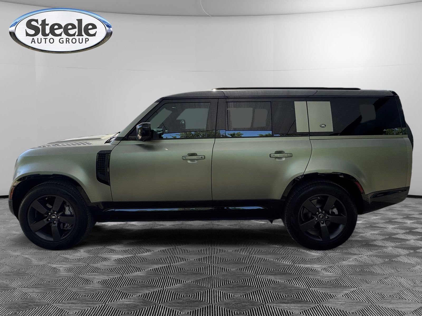 Used 2024 Land Rover Defender 130 X-Dynamic SE AWD/4WD image 2
