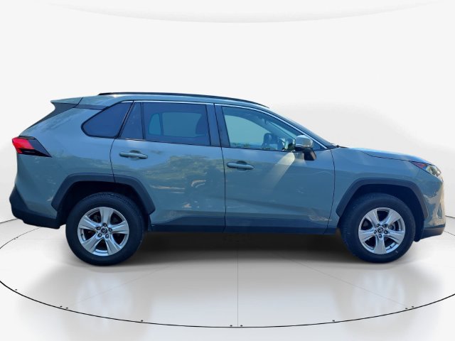 Used 2020 Toyota RAV4 XLE w/ Convenience Package FWD image 4