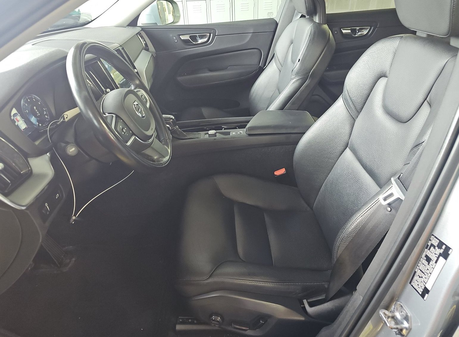 Used 2018 Volvo XC60 T5 Momentum w/ Vision Package AWD/4WD image 5