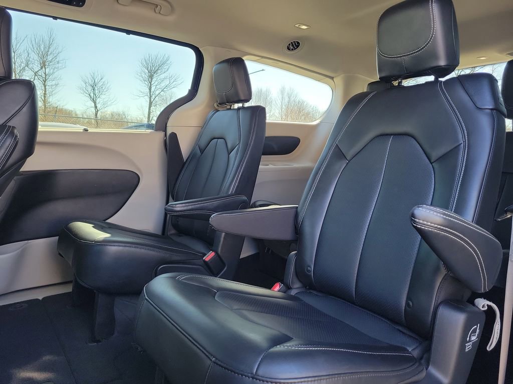 Certified 2024 Chrysler Pacifica Touring-L image 12