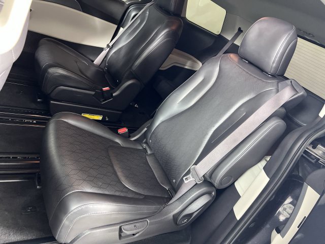 Used 2023 Kia Carnival LX FWD image 24