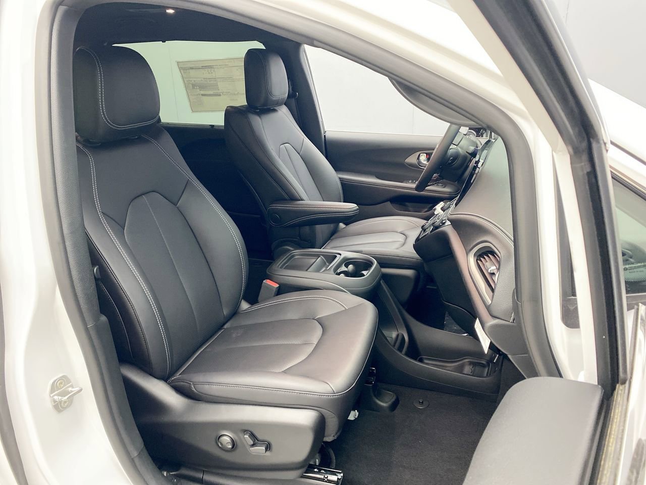 New 2027 Chrysler Pacifica Select FWD image 21