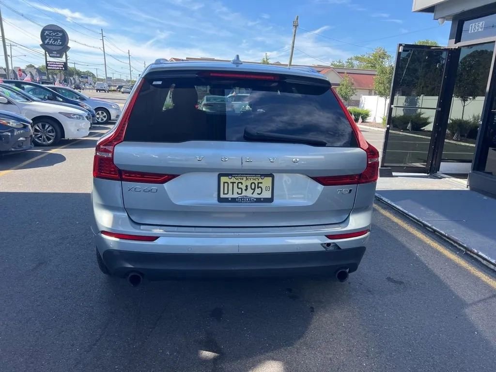 Used 2018 Volvo XC60 T5 Momentum w/ Advanced Package image 9