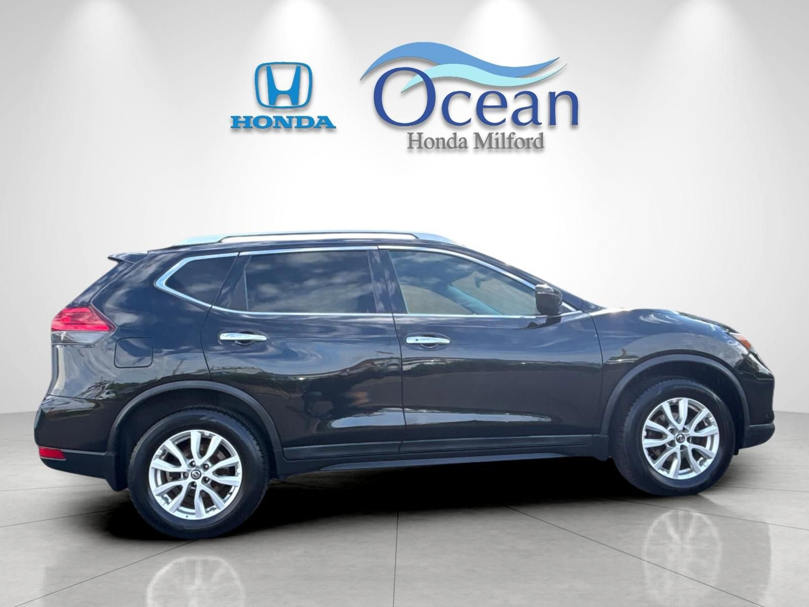 Used 2017 Nissan Rogue SV AWD/4WD image 2
