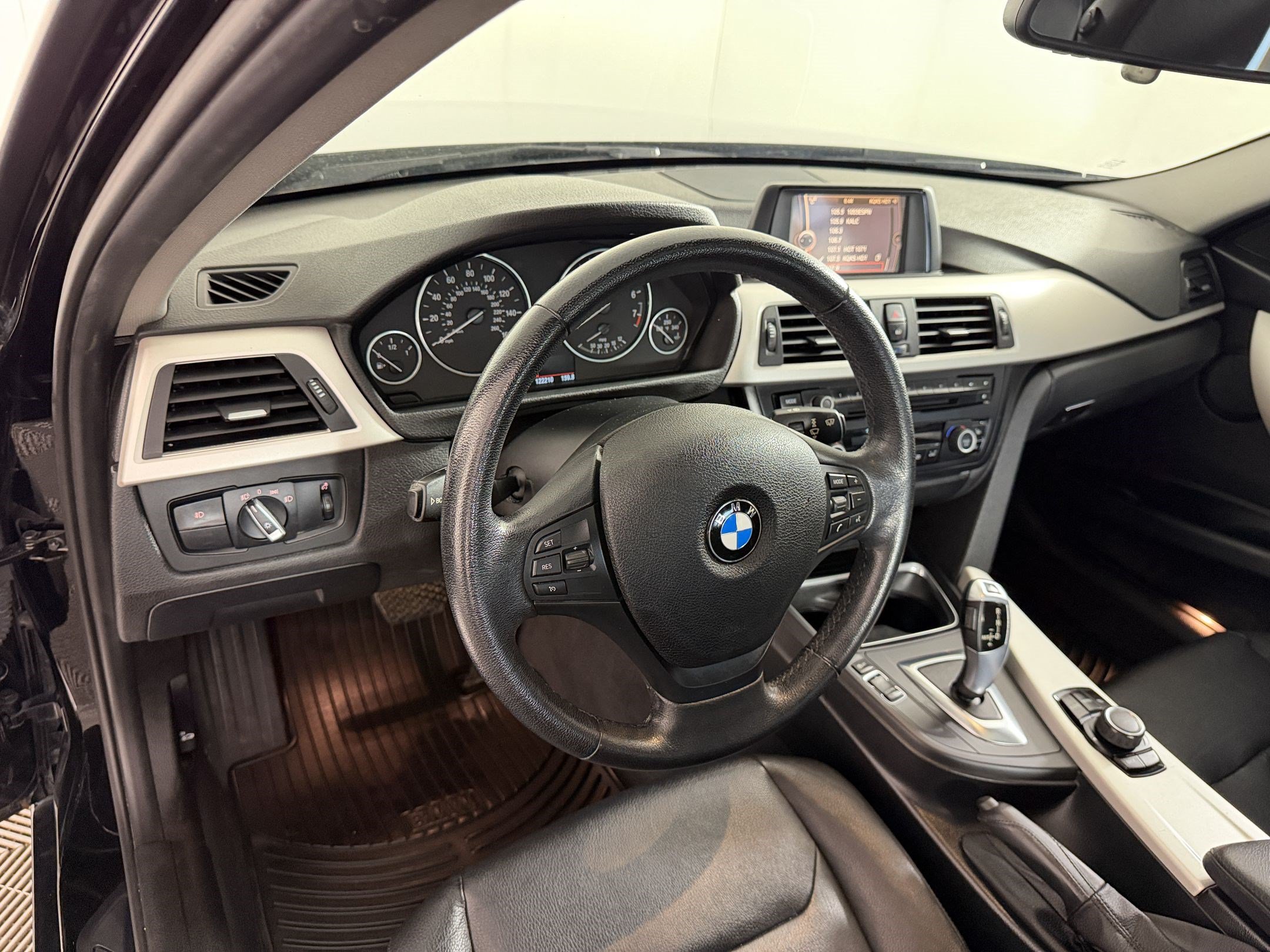 Used 2014 BMW 320i xDrive Sedan AWD/4WD image 4