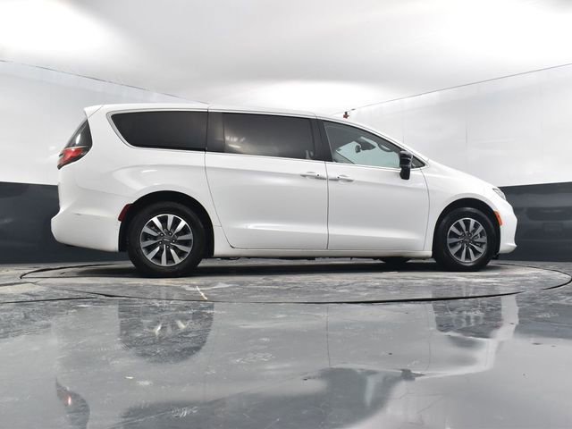Used 2024 Chrysler Pacifica Select image 59