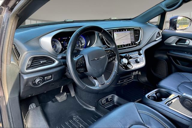 Used 2021 Chrysler Pacifica Touring-L w/ Uconnect Theater Family Group FWD image 17