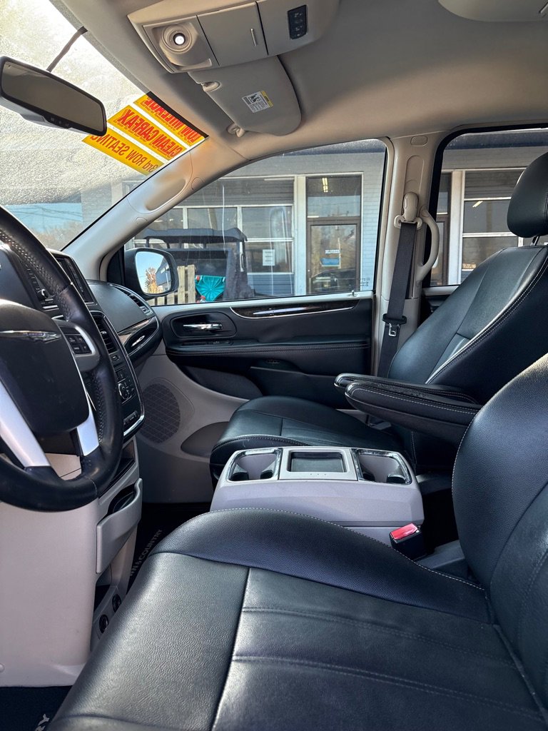 Used 2016 Chrysler Town & Country Touring image 9