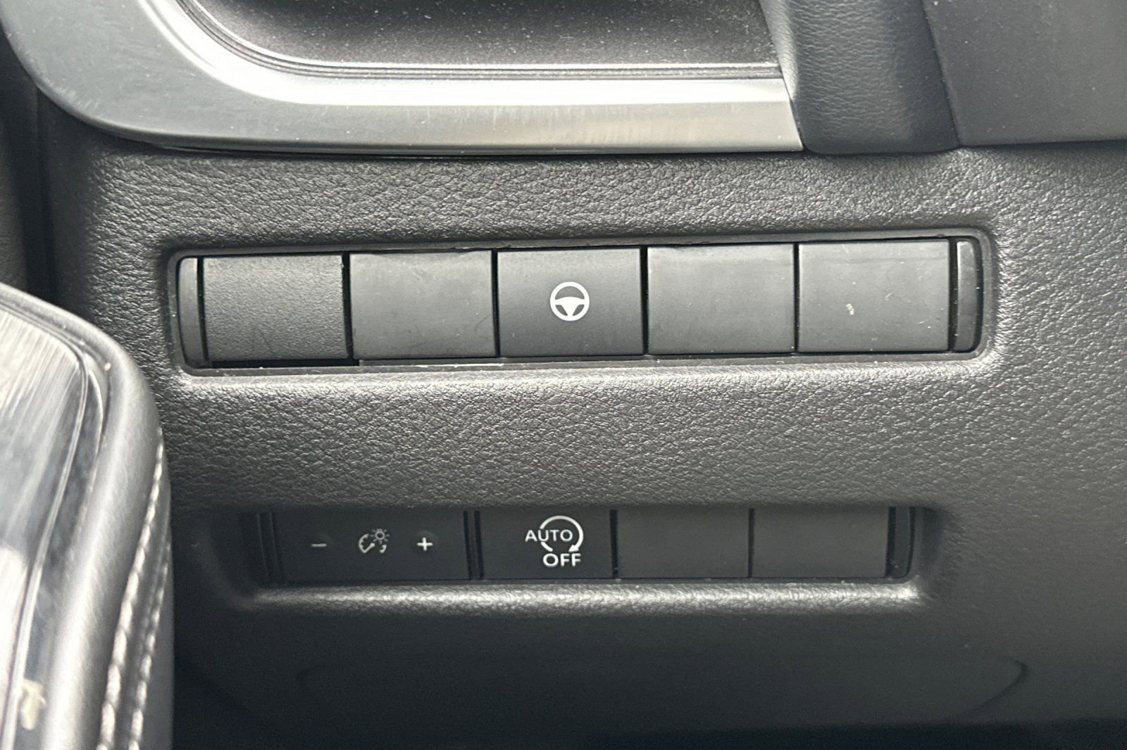 Used 2023 Nissan Rogue SV image 32