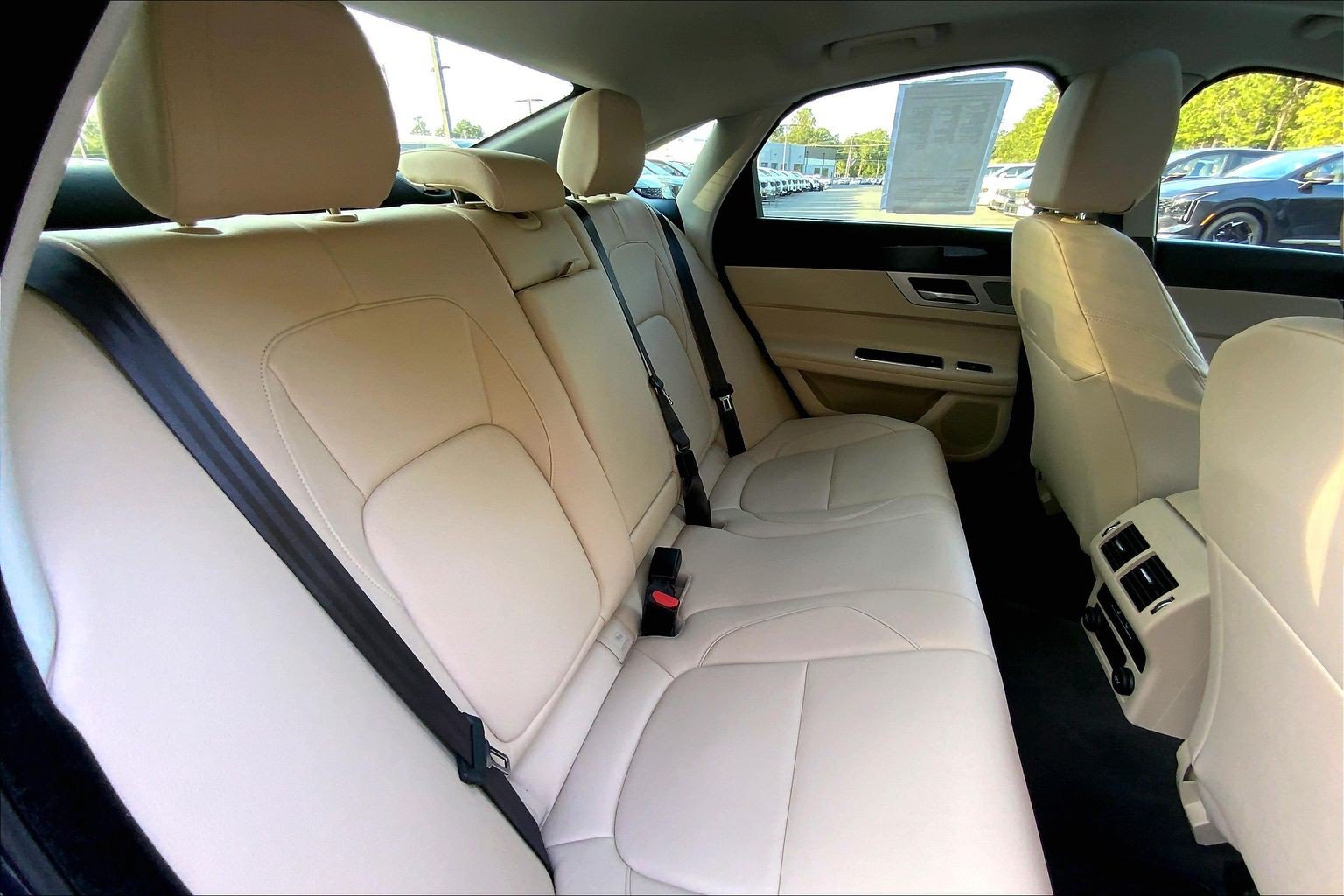 Used 2018 Jaguar XF Premium AWD/4WD image 29