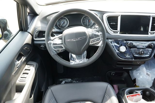 New 2026 Chrysler Pacifica Select image 13