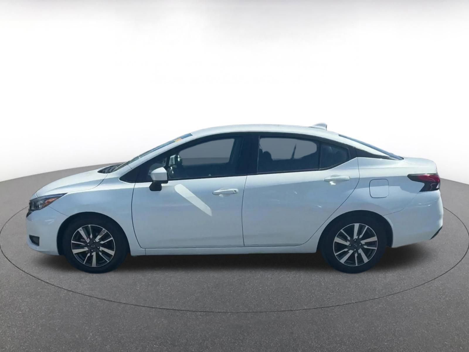 Used 2025 Nissan Versa SV image 9