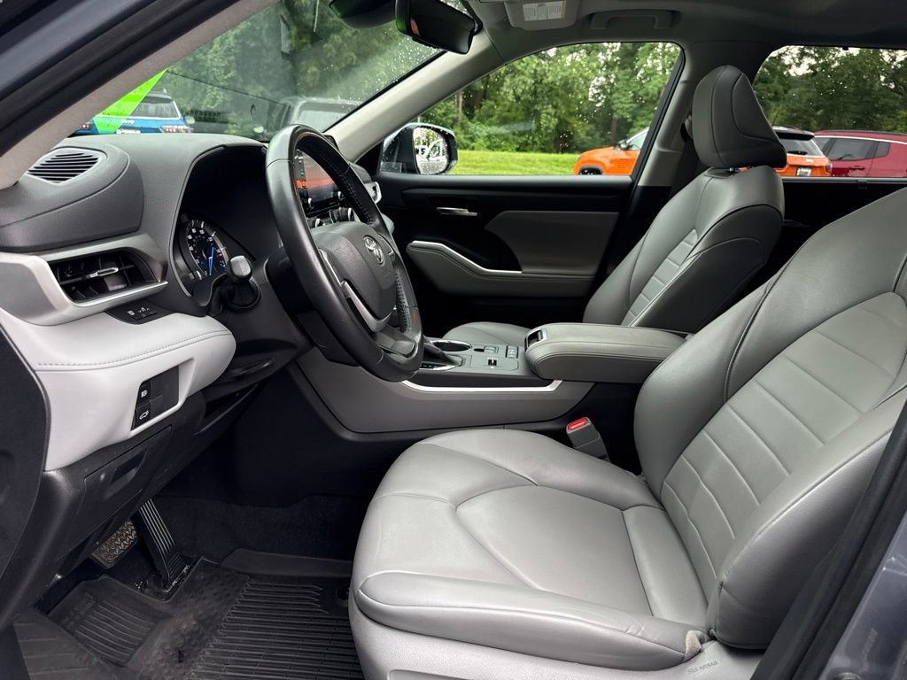 Used 2022 Toyota Highlander XLE AWD/4WD image 9