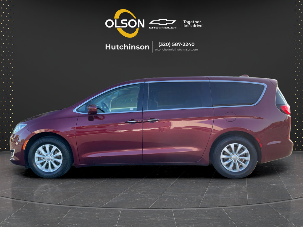 Used 2019 Chrysler Pacifica Touring Plus w/ Cold Weather Group FWD image 4