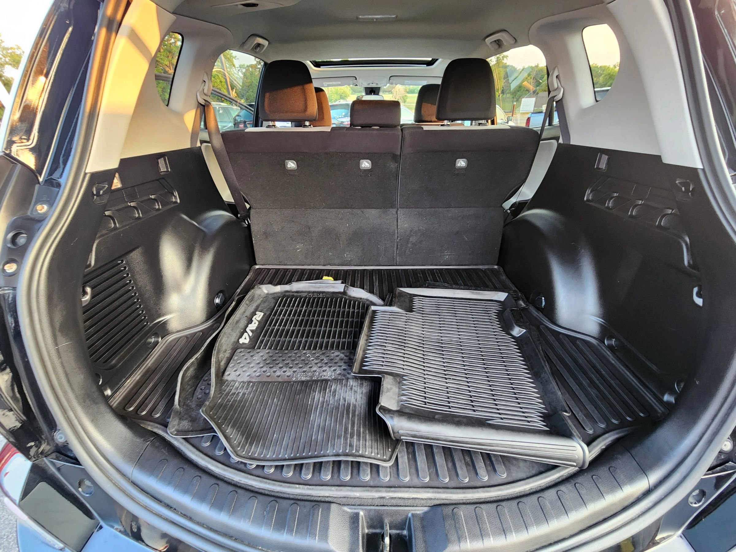 Used 2018 Toyota RAV4 XLE image 19