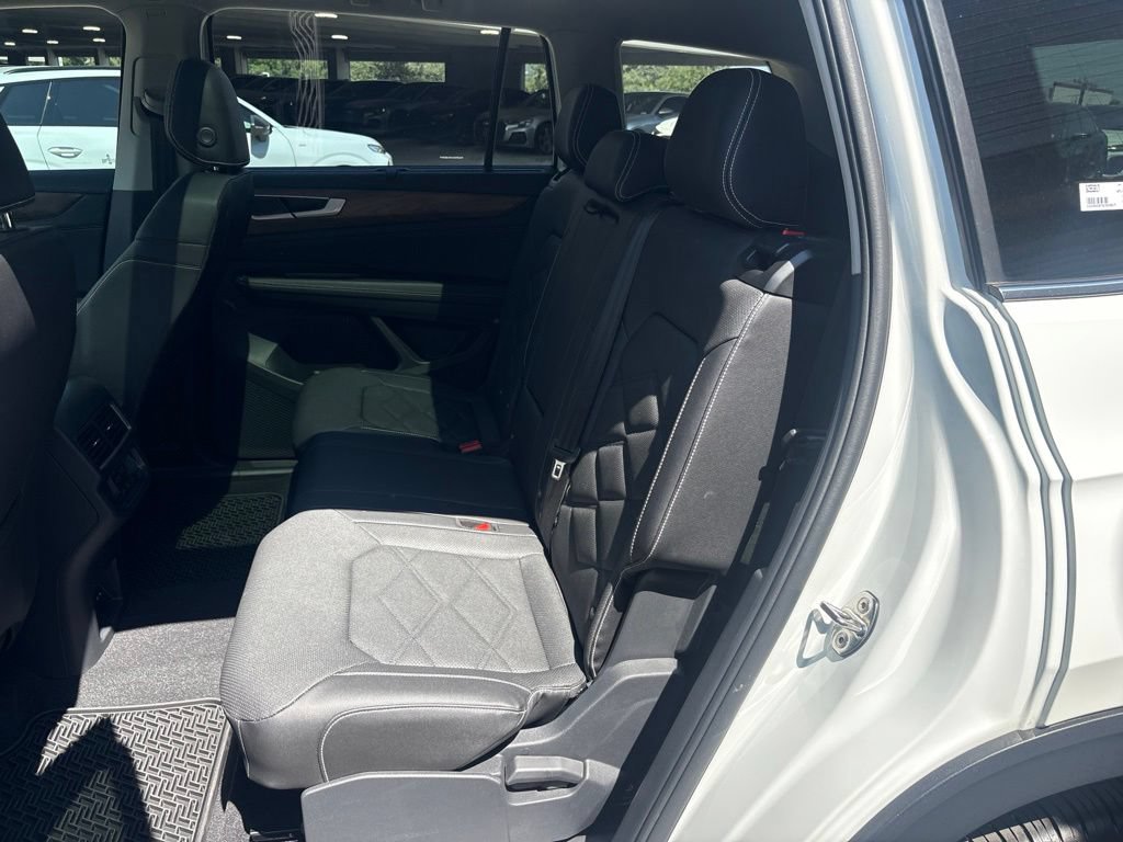 Used 2025 Volkswagen Atlas SE w/ Panoramic Sunroof Package FWD image 14