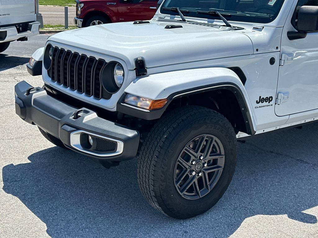Used 2024 Jeep Gladiator Sport AWD/4WD image 9