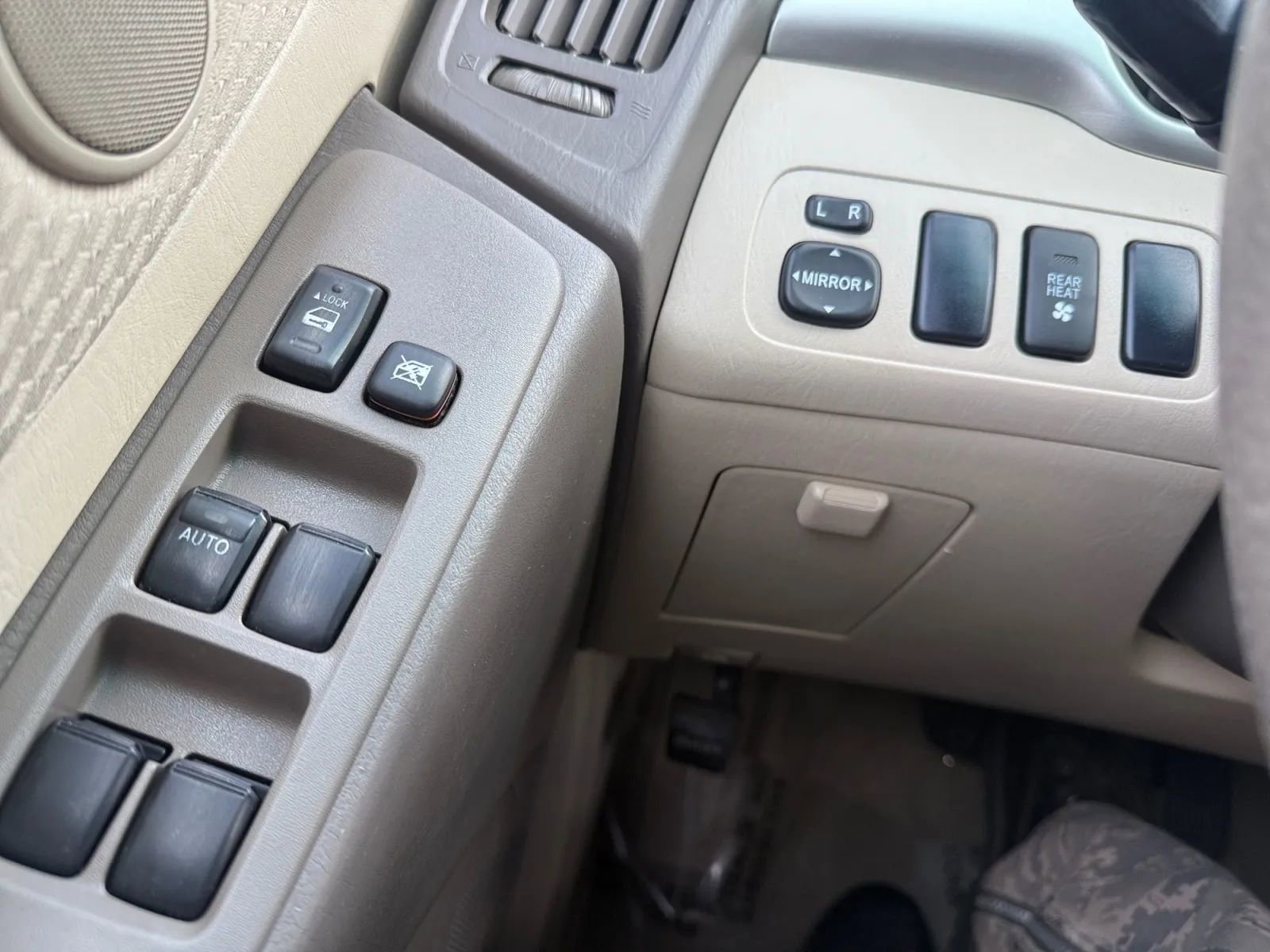 Used 2005 Toyota Highlander 4WD V6 w/ 3rd Row image 20