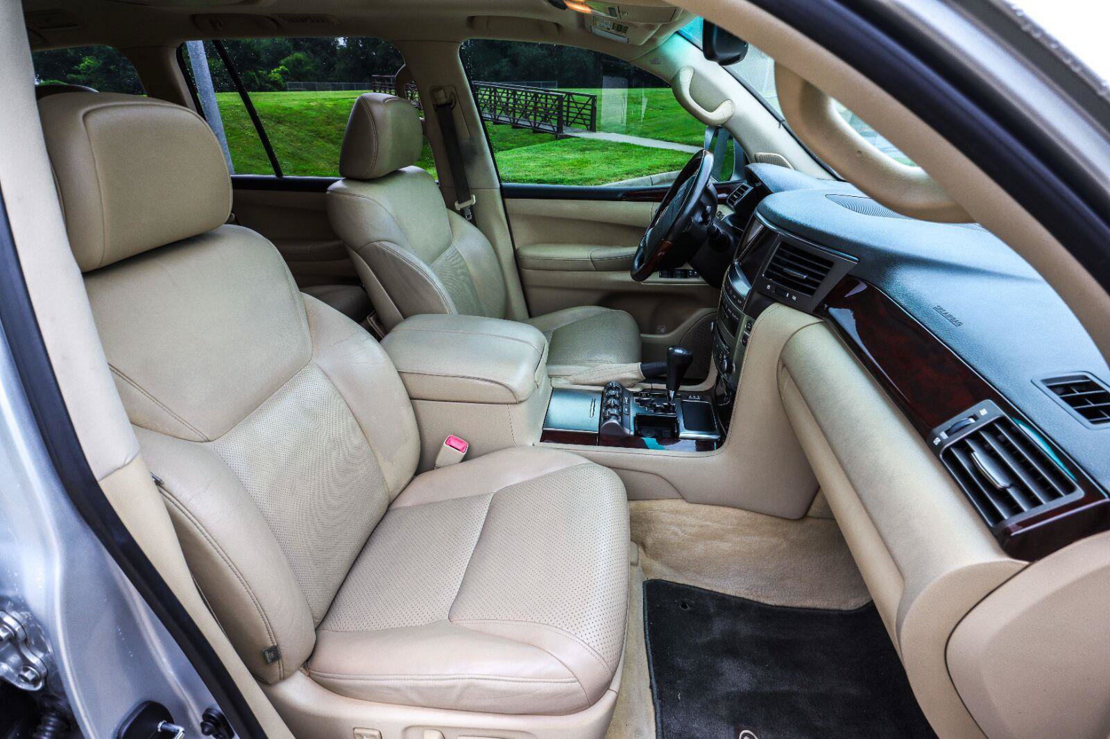 Used 2011 Lexus LX 570 4WD w/ Luxury Pkg image 46