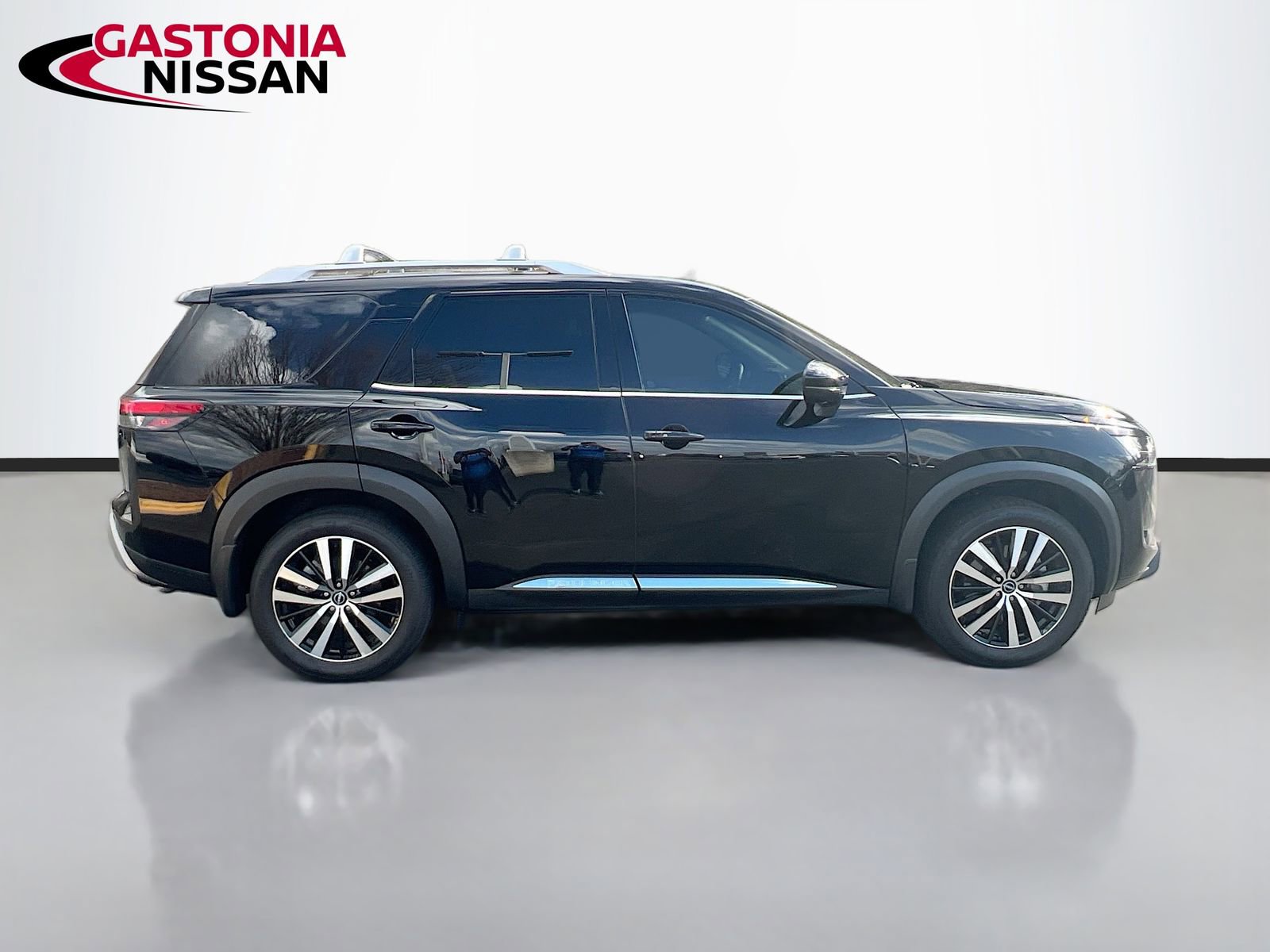 Used 2025 Nissan Pathfinder Platinum w/ Cargo Package image 10