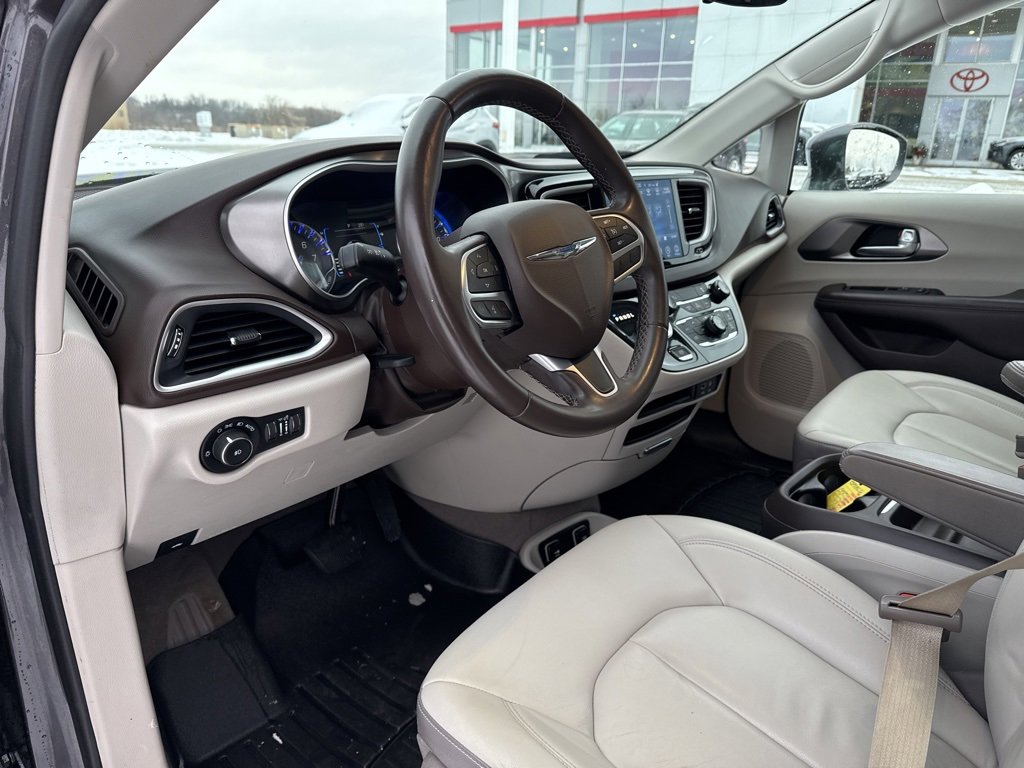 Used 2017 Chrysler Pacifica Touring-L image 8