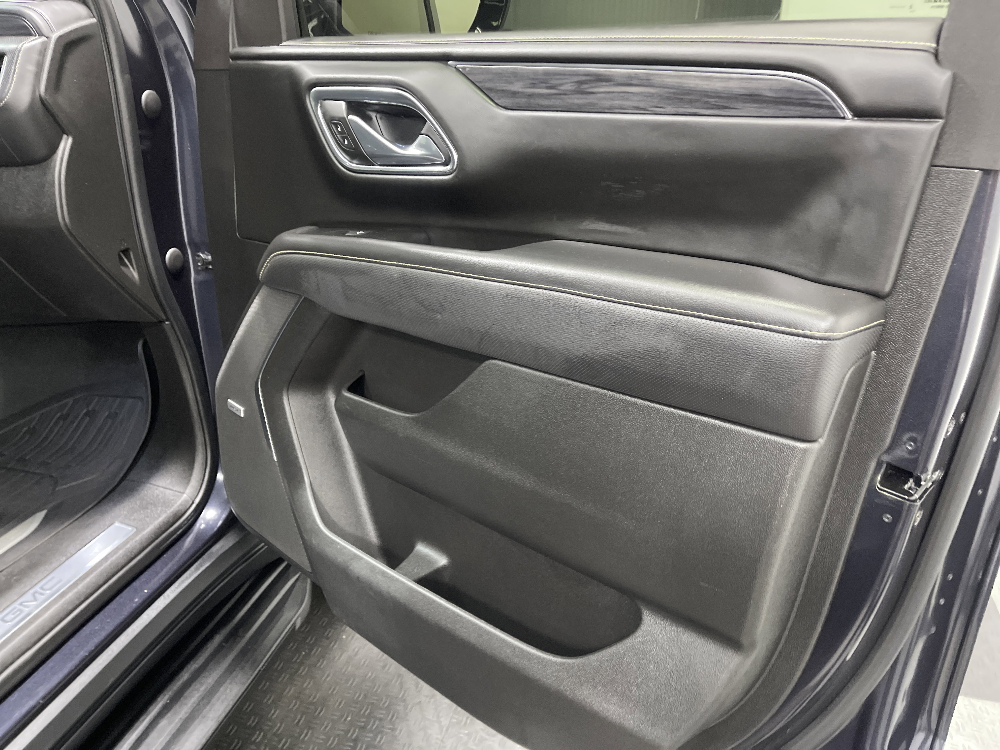 Used 2023 GMC Yukon SLT image 25